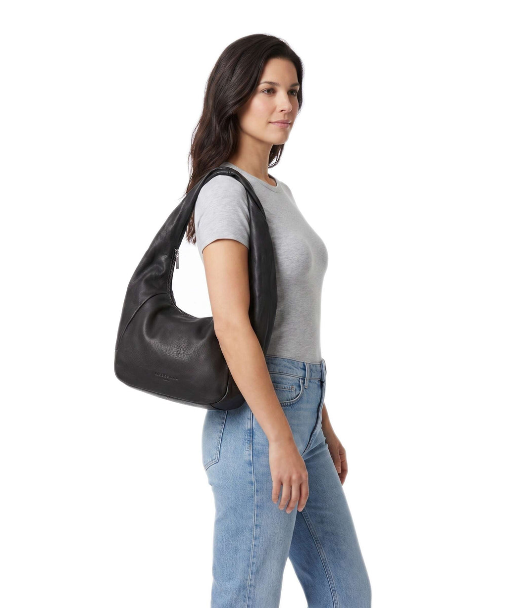 Liebeskind Farrah II Yak 3D M Hobo bag black